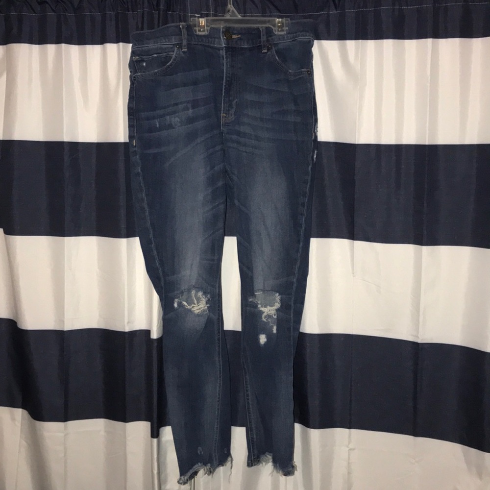 Distressed high waisted mom jeans 😍